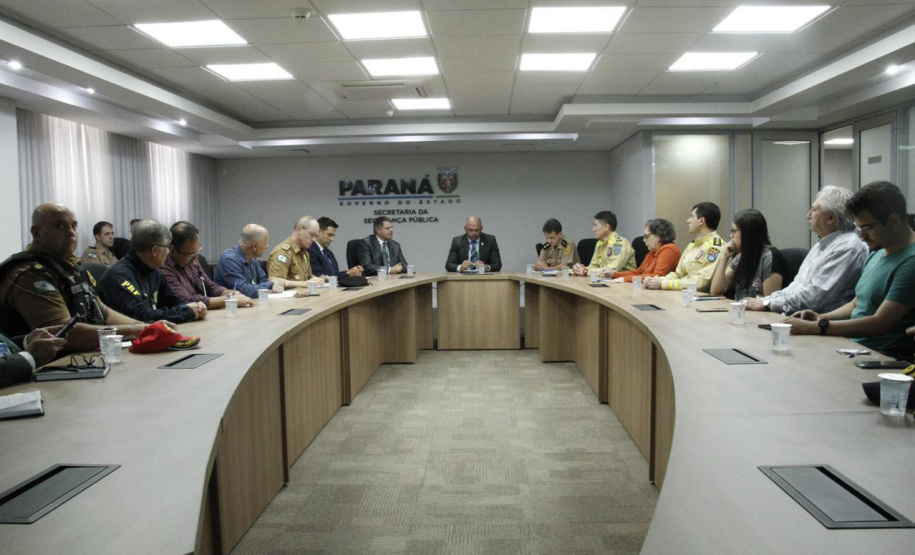 A reunião do lançamento da operação foi nesta quinta-feira (23), na Cidade da Polícia, sede da Sesp, em Curitiba. Participam da fiscalização integrada a Secretaria de Estado da Saúde (Sesa), o Departamento de Estradas de Rodagem - DER-PR, a Polícia Rodoviária Federal (PRF), a Polícia Militar (PMPR), o Corpo de Bombeiros (CBMPR), a Defesa Civil, a Agência de Defesa Agropecuária do Paraná (Adapar) e o Detran-PR.
