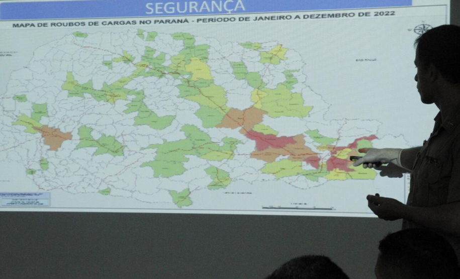 A reunião do lançamento da operação foi nesta quinta-feira (23), na Cidade da Polícia, sede da Sesp, em Curitiba. Participam da fiscalização integrada a Secretaria de Estado da Saúde (Sesa), o Departamento de Estradas de Rodagem - DER-PR, a Polícia Rodoviária Federal (PRF), a Polícia Militar (PMPR), o Corpo de Bombeiros (CBMPR), a Defesa Civil, a Agência de Defesa Agropecuária do Paraná (Adapar) e o Detran-PR.