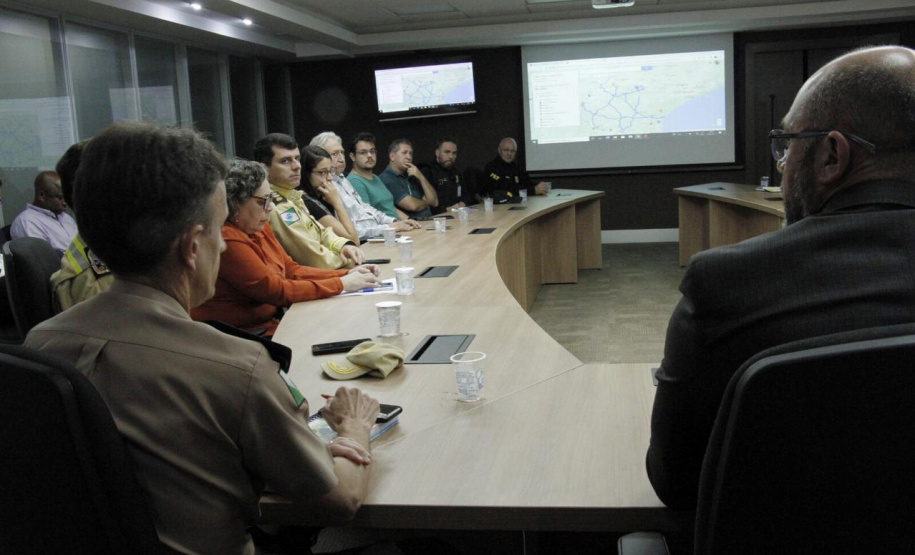 A reunião do lançamento da operação foi nesta quinta-feira (23), na Cidade da Polícia, sede da Sesp, em Curitiba. Participam da fiscalização integrada a Secretaria de Estado da Saúde (Sesa), o Departamento de Estradas de Rodagem - DER-PR, a Polícia Rodoviária Federal (PRF), a Polícia Militar (PMPR), o Corpo de Bombeiros (CBMPR), a Defesa Civil, a Agência de Defesa Agropecuária do Paraná (Adapar) e o Detran-PR.