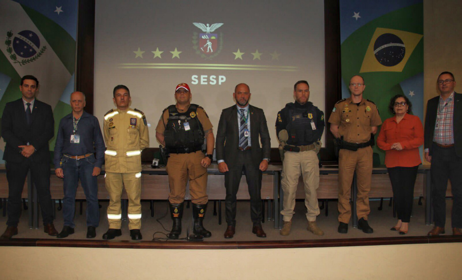 A reunião do lançamento da operação foi nesta quinta-feira (23), na Cidade da Polícia, sede da Sesp, em Curitiba. Participam da fiscalização integrada a Secretaria de Estado da Saúde (Sesa), o Departamento de Estradas de Rodagem - DER-PR, a Polícia Rodoviária Federal (PRF), a Polícia Militar (PMPR), o Corpo de Bombeiros (CBMPR), a Defesa Civil, a Agência de Defesa Agropecuária do Paraná (Adapar) e o Detran-PR.