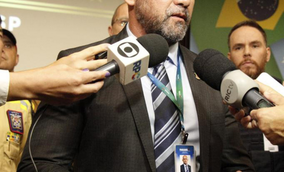 A reunião do lançamento da operação foi nesta quinta-feira (23), na Cidade da Polícia, sede da Sesp, em Curitiba. Participam da fiscalização integrada a Secretaria de Estado da Saúde (Sesa), o Departamento de Estradas de Rodagem - DER-PR, a Polícia Rodoviária Federal (PRF), a Polícia Militar (PMPR), o Corpo de Bombeiros (CBMPR), a Defesa Civil, a Agência de Defesa Agropecuária do Paraná (Adapar) e o Detran-PR.