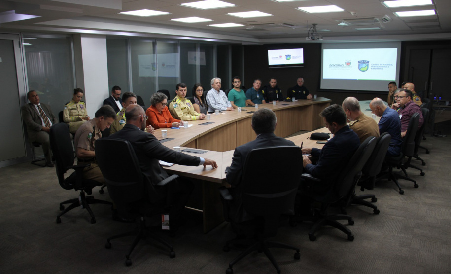 A reunião do lançamento da operação foi nesta quinta-feira (23), na Cidade da Polícia, sede da Sesp, em Curitiba. Participam da fiscalização integrada a Secretaria de Estado da Saúde (Sesa), o Departamento de Estradas de Rodagem - DER-PR, a Polícia Rodoviária Federal (PRF), a Polícia Militar (PMPR), o Corpo de Bombeiros (CBMPR), a Defesa Civil, a Agência de Defesa Agropecuária do Paraná (Adapar) e o Detran-PR.