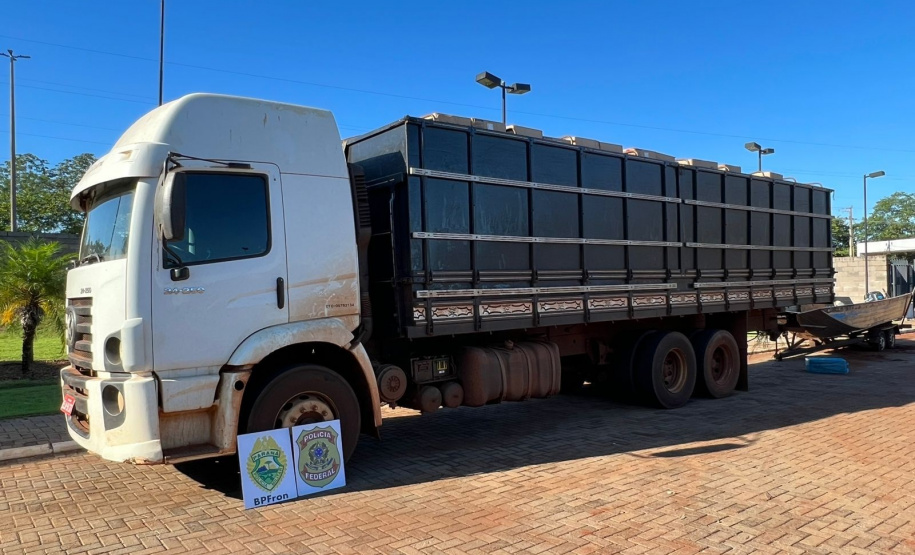 PMPR e PF apreendem caminhão com 25 mil pacotes de cigarros contrabandeados