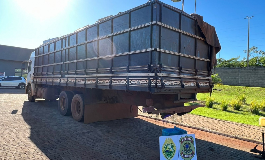 PMPR e PF apreendem caminhão com 25 mil pacotes de cigarros contrabandeados