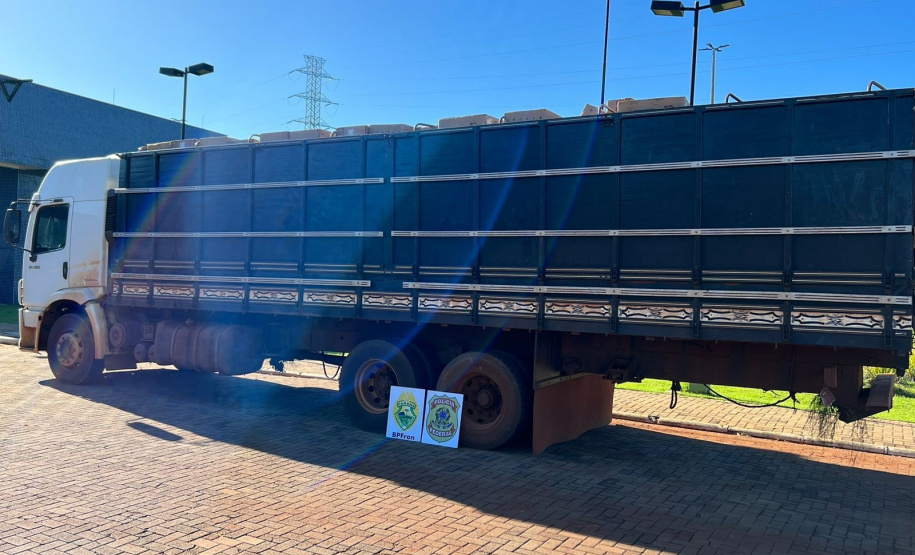 PMPR e PF apreendem caminhão com 25 mil pacotes de cigarros contrabandeados