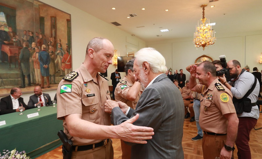 Casa Militar comemora 95 anos e condecora autoridades com medalhas de mérito