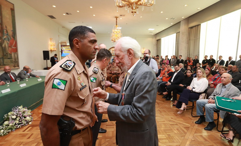 Casa Militar comemora 95 anos e condecora autoridades com medalhas de mérito