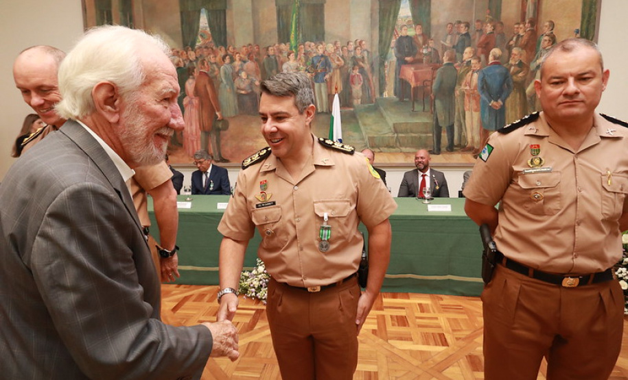 Casa Militar comemora 95 anos e condecora autoridades com medalhas de mérito
