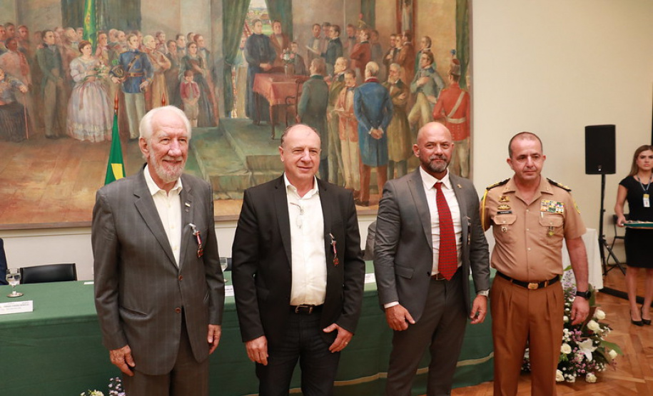 Casa Militar comemora 95 anos e condecora autoridades com medalhas de mérito