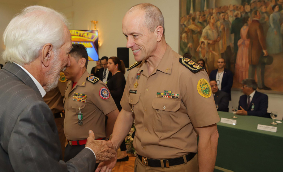 Casa Militar comemora 95 anos e condecora autoridades com medalhas de mérito