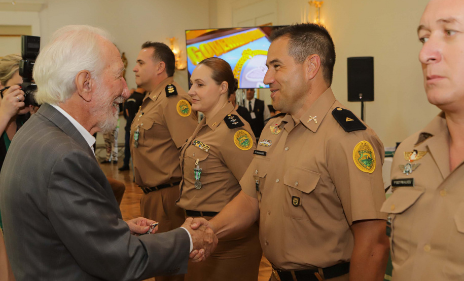 Casa Militar comemora 95 anos e condecora autoridades com medalhas de mérito