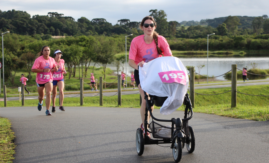 PMPR reúne centenas de policiais femininas na 1ª Corrida do Dia Internacional da Mulher