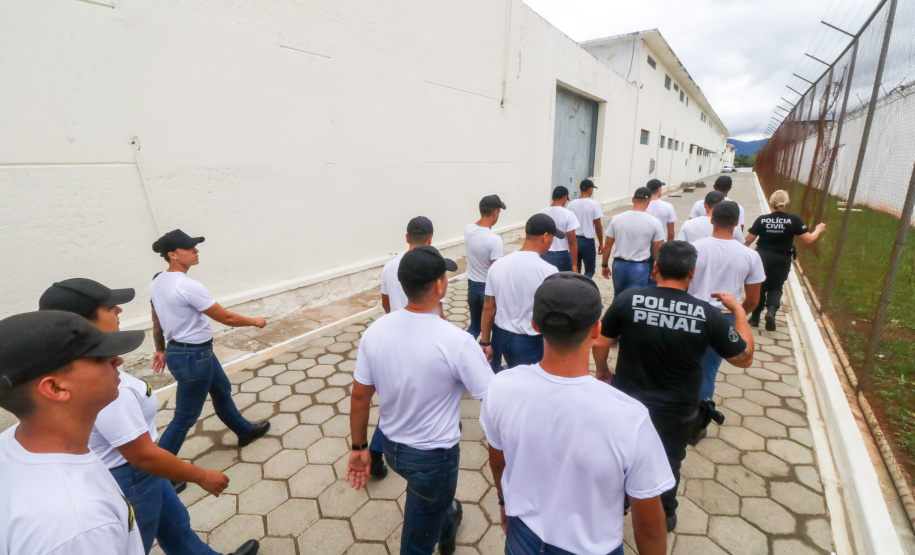 Integração: futuros praças da PM conhecem atuação da Polícia Penal no complexo de Piraquara