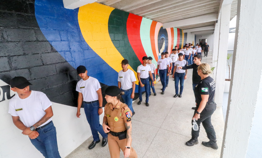 Integração: futuros praças da PM conhecem atuação da Polícia Penal no complexo de Piraquara