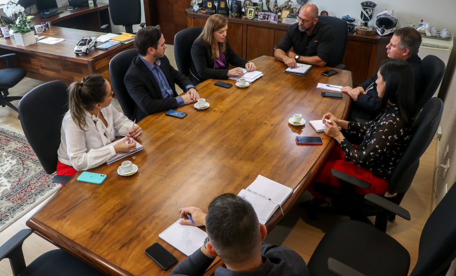 Secretário Hudson recebe Leandre Dal Ponte da Secretaria da Mulher e Igualdade Racial do Paraná