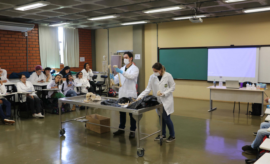 Peritos ministram curso sobre antropologia forense na Universidade da Integração Latino-Americana (UNILA)