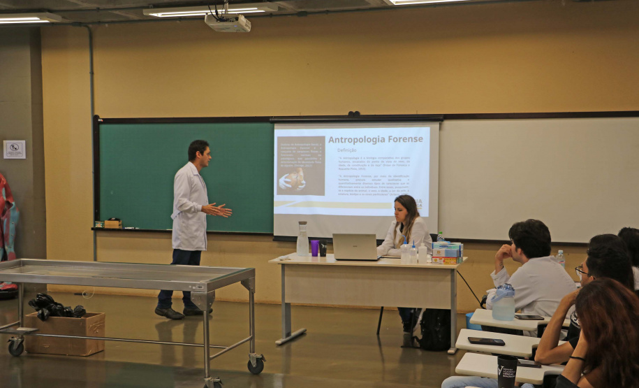 Peritos ministram curso sobre antropologia forense na Universidade da Integração Latino-Americana (UNILA)