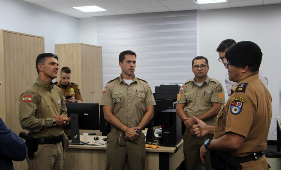 Polícia Militar do Paraná apresenta tecnologias e Centro de Operações para oficiais de Santa Catarina
