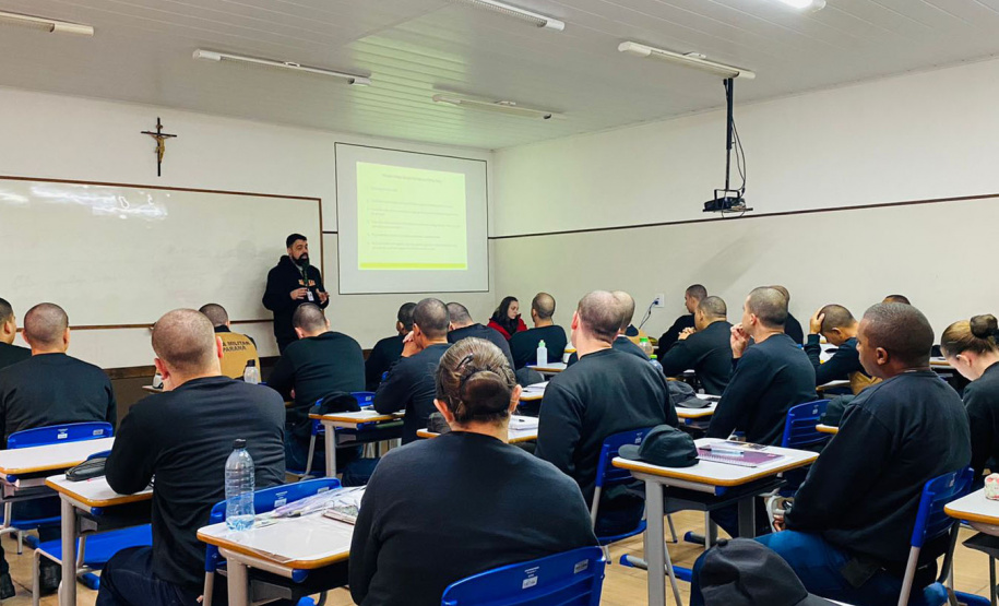 Policiais recebem capacitação sobre como proceder em ações que envolvam pessoas autistas