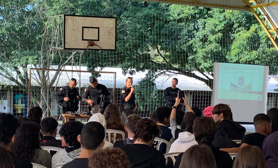 Policiais do SOE ministram palestra em colégio da rede estadual do Paraná
