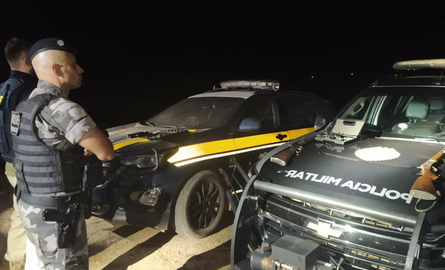 PM e PRF prendem quatro pessoas em operação contra roubos a ônibus de turismo