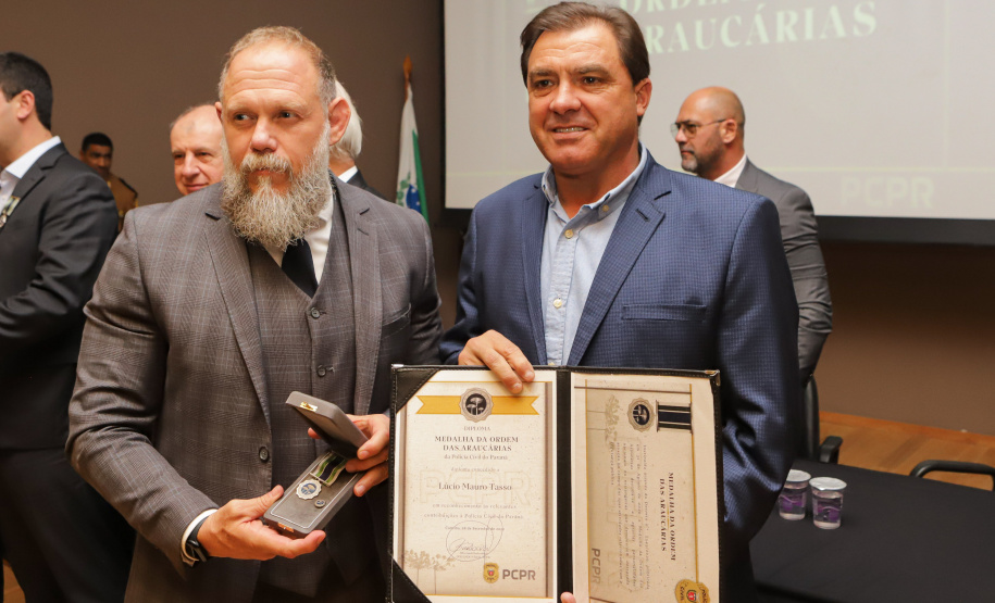 Governador comemora avanços na segurança pública em entrega de homenagens da Polícia Civil