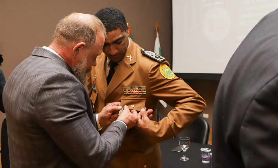 Governador comemora avanços na segurança pública em entrega de homenagens da Polícia Civil