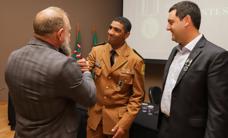 Governador comemora avanços na segurança pública em entrega de homenagens da Polícia Civil