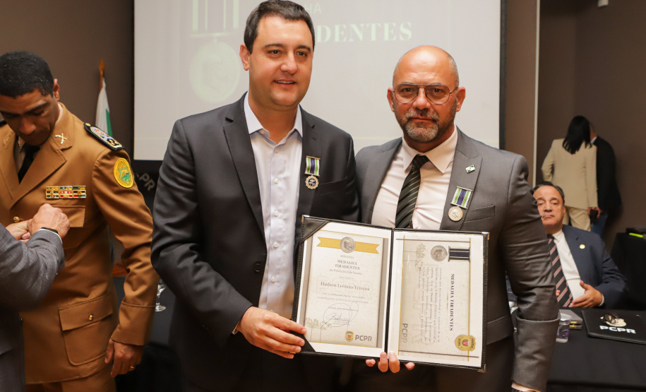 Governador comemora avanços na segurança pública em entrega de homenagens da Polícia Civil