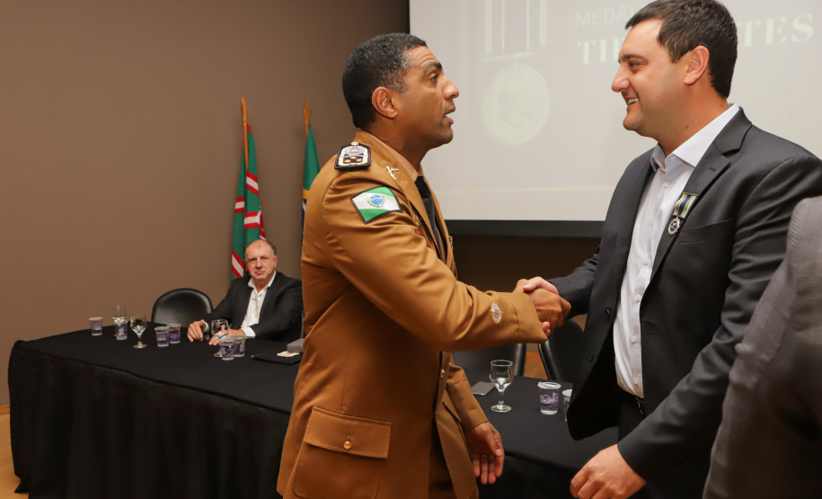 Governador comemora avanços na segurança pública em entrega de homenagens da Polícia Civil