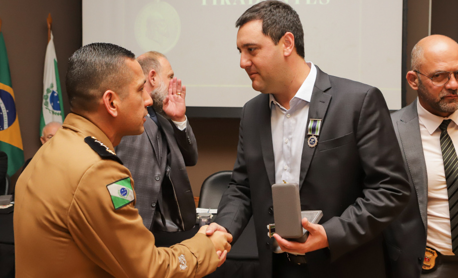 Governador comemora avanços na segurança pública em entrega de homenagens da Polícia Civil