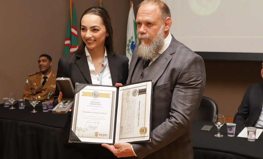 Governador comemora avanços na segurança pública em entrega de homenagens da Polícia Civil