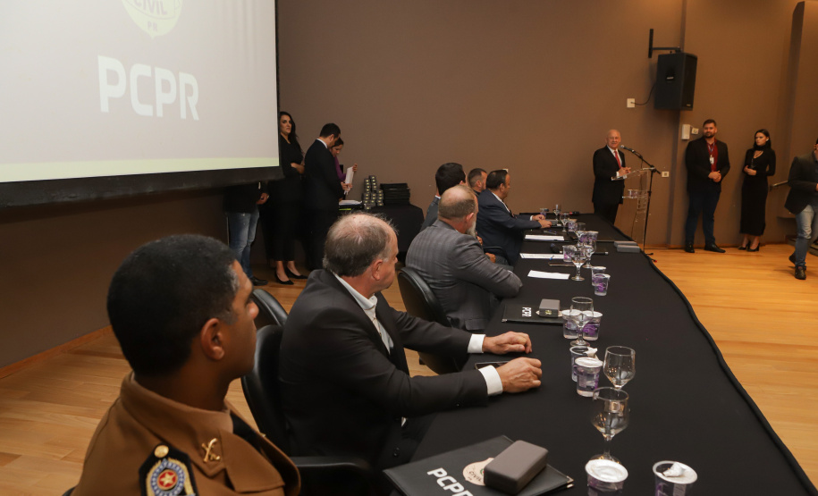 Governador comemora avanços na segurança pública em entrega de homenagens da Polícia Civil