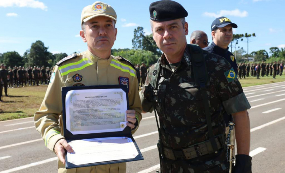 Autoridades do Estado ganham homenagem e reforçam parceria com Exército Brasileiro