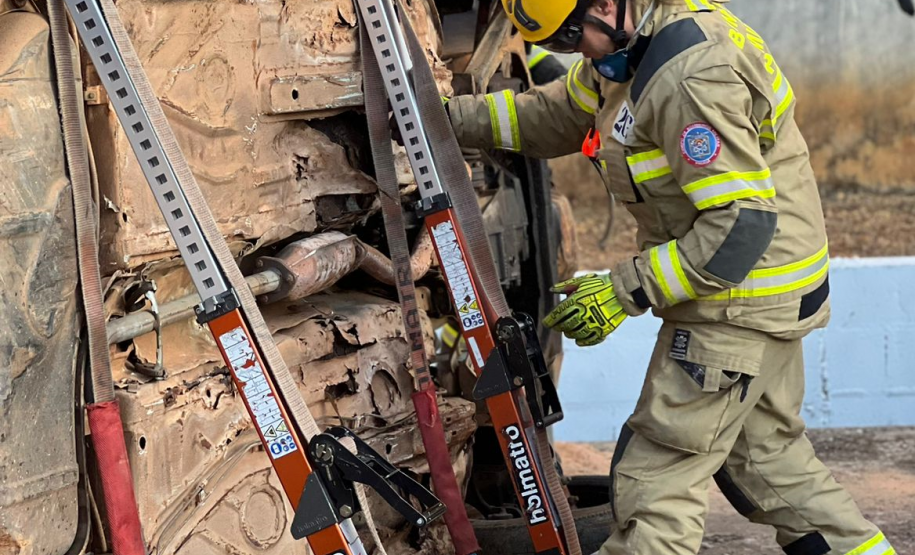 Bombeira do Paraná participa de curso de salvamento veicular em Goiás