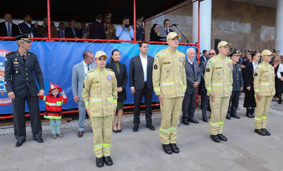 Na maior contratação em dez anos, 419 bombeiros se formam para atuar em todo o Paraná