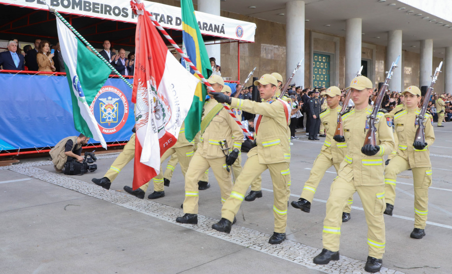 Na maior contratação em dez anos, 419 bombeiros se formam para atuar em todo o Paraná
