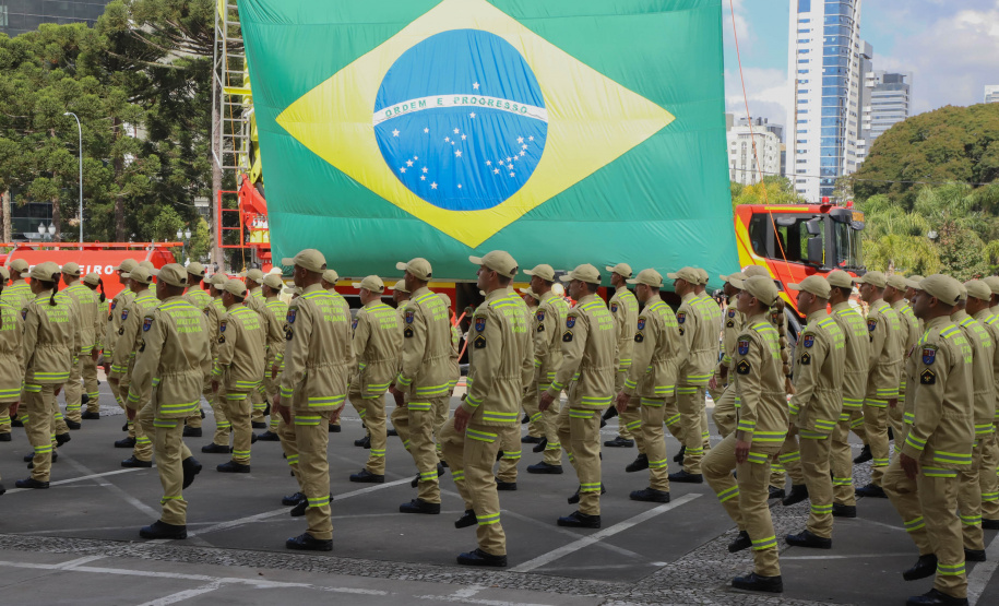 Na maior contratação em dez anos, 419 bombeiros se formam para atuar em todo o Paraná