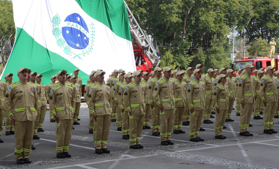 Na maior contratação em dez anos, 419 bombeiros se formam para atuar em todo o Paraná