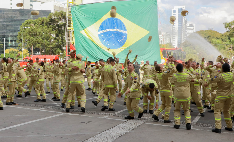 Na maior contratação em dez anos, 419 bombeiros se formam para atuar em todo o Paraná