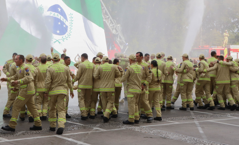Na maior contratação em dez anos, 419 bombeiros se formam para atuar em todo o Paraná