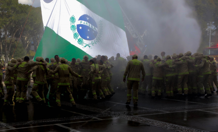 Na maior contratação em dez anos, 419 bombeiros se formam para atuar em todo o Paraná