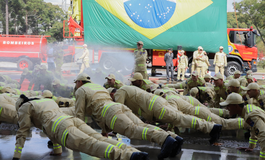 Na maior contratação em dez anos, 419 bombeiros se formam para atuar em todo o Paraná