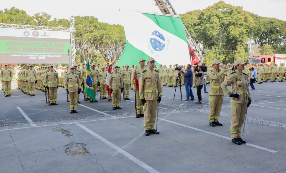 Na maior contratação em dez anos, 419 bombeiros se formam para atuar em todo o Paraná