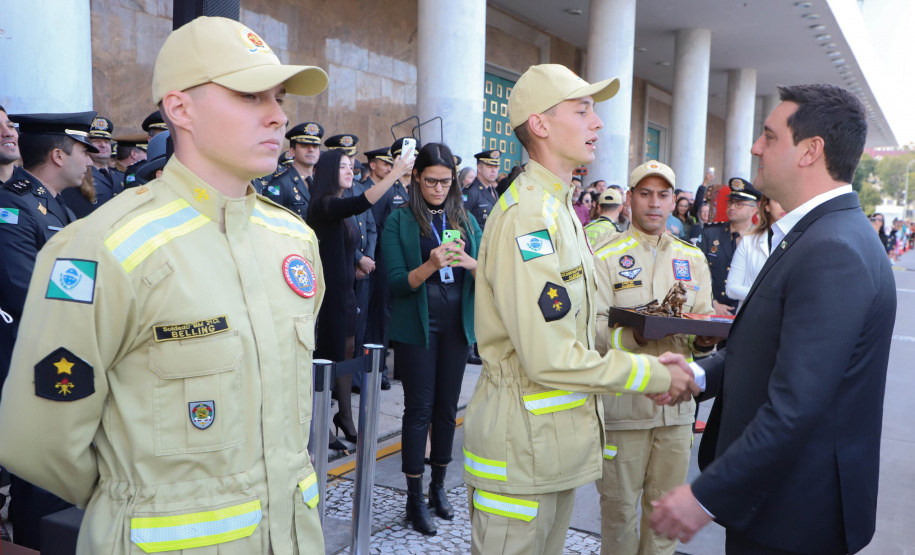 Na maior contratação em dez anos, 419 bombeiros se formam para atuar em todo o Paraná