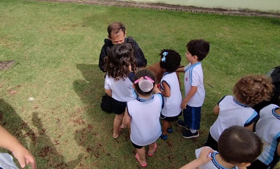 Projeto educativo sobre animais em CMEIs de Maringá tem apoio de cães da Polícia Penal