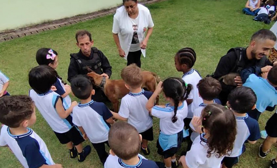 Projeto educativo sobre animais em CMEIs de Maringá tem apoio de cães da Polícia Penal