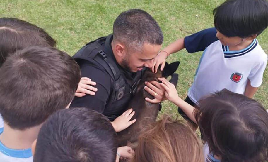Projeto educativo sobre animais em CMEIs de Maringá tem apoio de cães da Polícia Penal