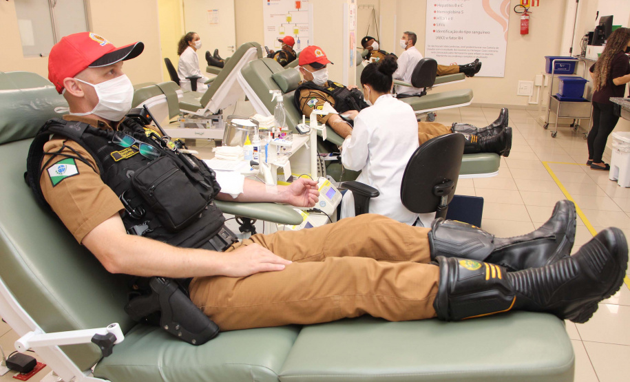Maio Amarelo: policiais militares doam sangue para conscientizar sobre acidentes no trânsito