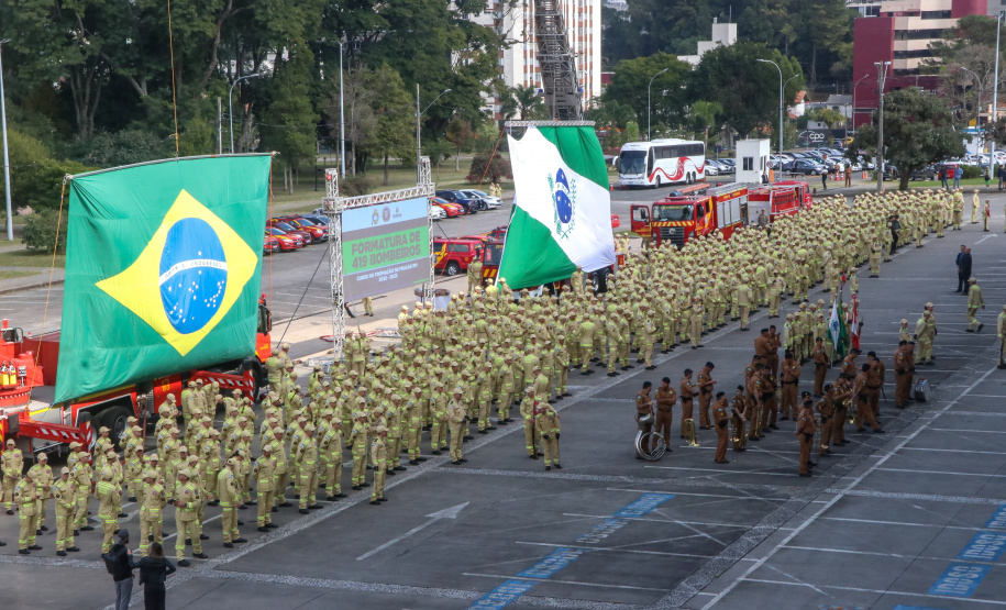 Na maior contratação em dez anos, 419 bombeiros se formam para atuar em todo o Paraná